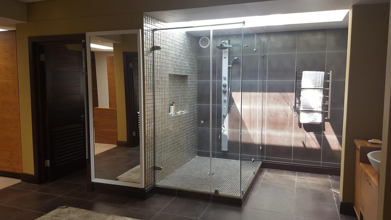 Tredenham Boutique Hotel Bloemfontein Exteriör bild A shower with a fixed shower head